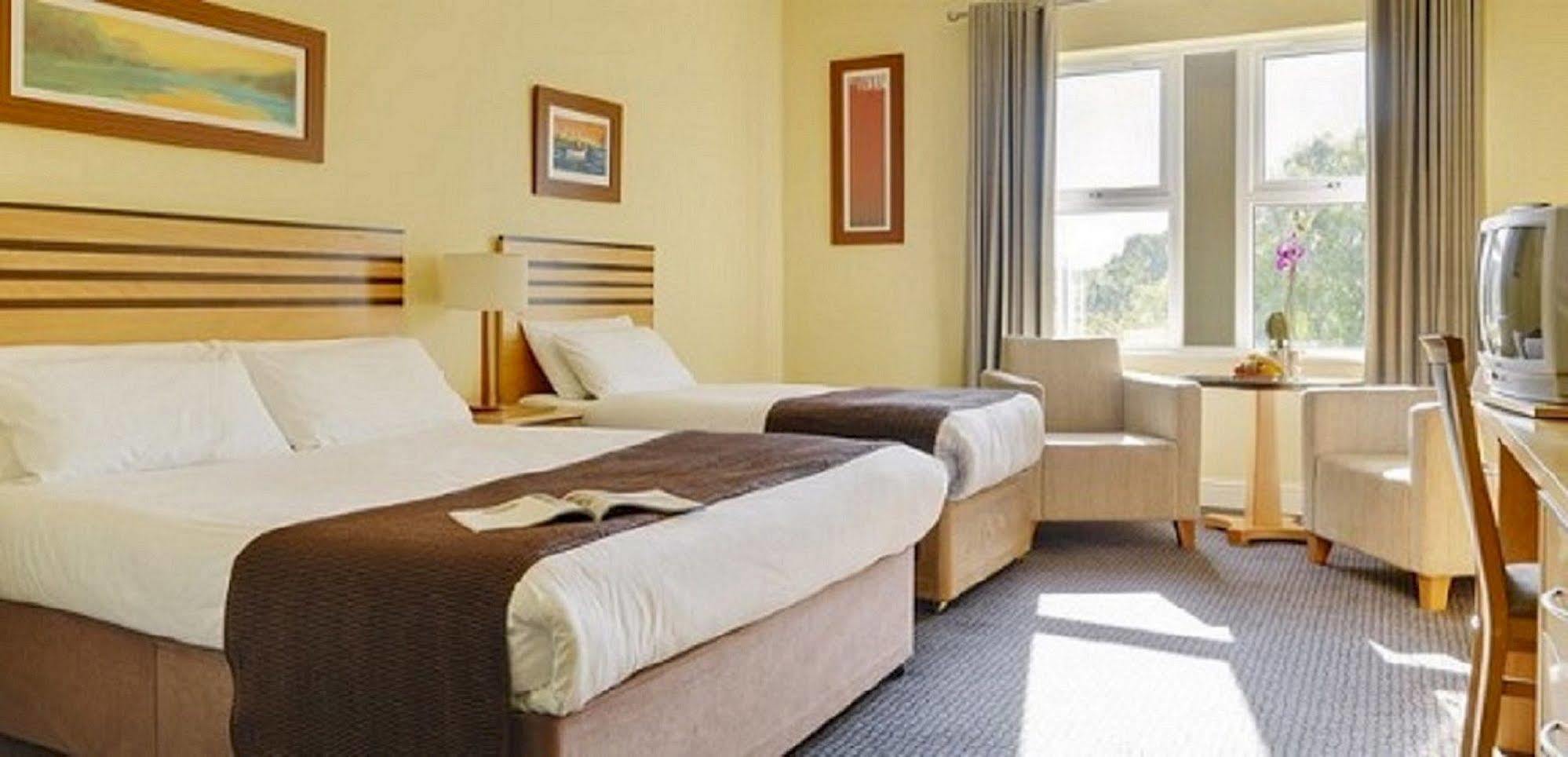 Breaffy Woods Hotel キャッスルバー エクステリア 写真